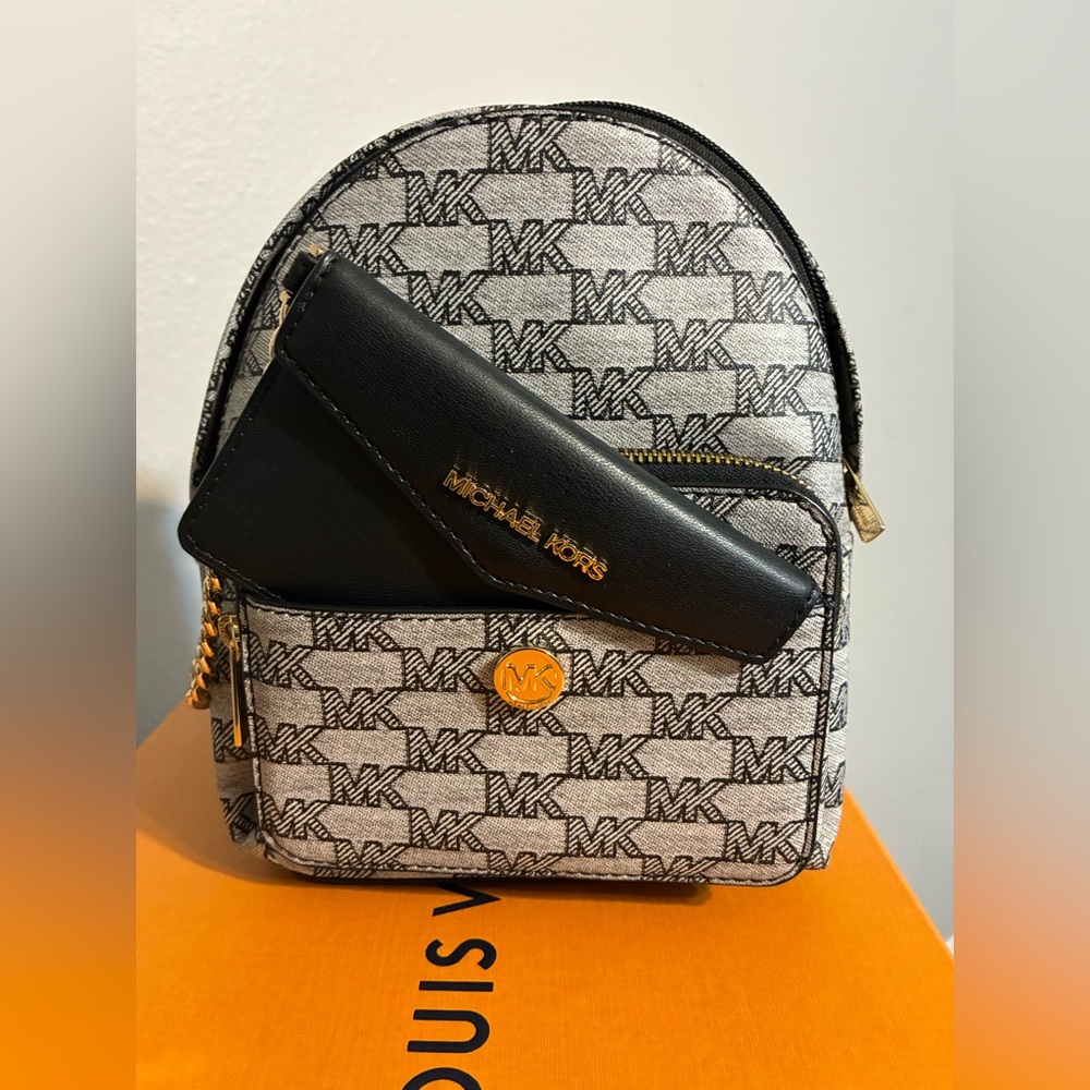 Michael Kors Maisie 2 n 1 Backpack & wallet - NEW